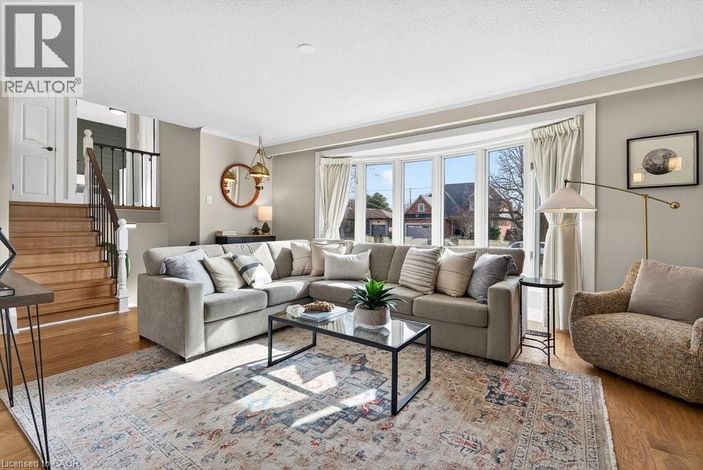 1525 Holburne Road, Mississauga, ON - Indoor Photo Showing Living Room