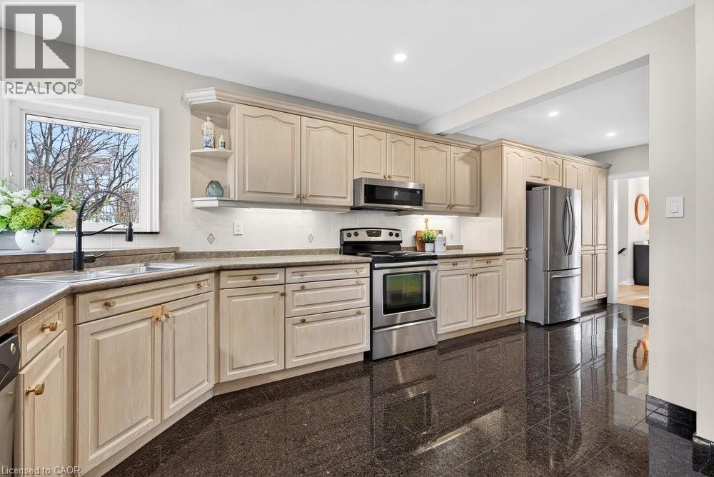 1525 Holburne Road, Mississauga, ON - Indoor Photo Showing Kitchen