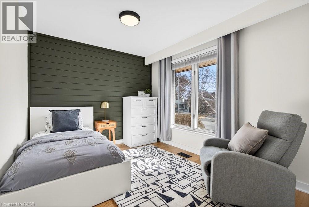 1525 Holburne Road, Mississauga, ON - Indoor Photo Showing Bedroom