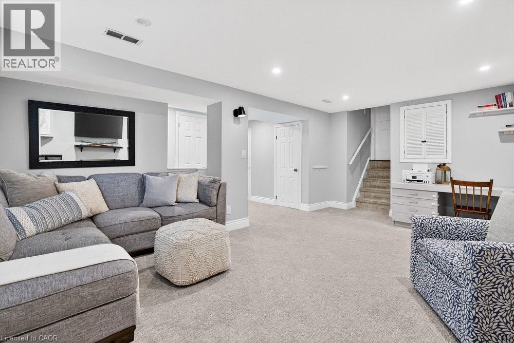 1525 Holburne Road, Mississauga, ON - Indoor Photo Showing Living Room