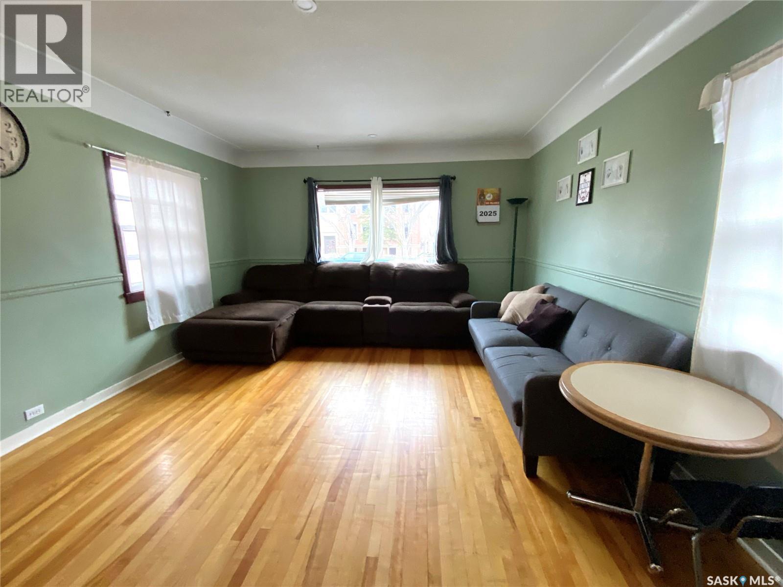 612 2Nd Avenue Nw, Swift Current, SK - Indoor Photo Showing Living Room