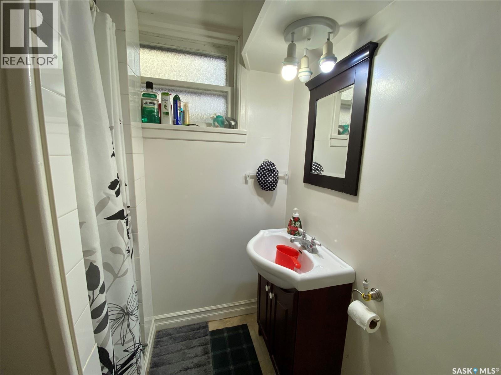 612 2Nd Avenue Nw, Swift Current, SK - Indoor Photo Showing Bathroom