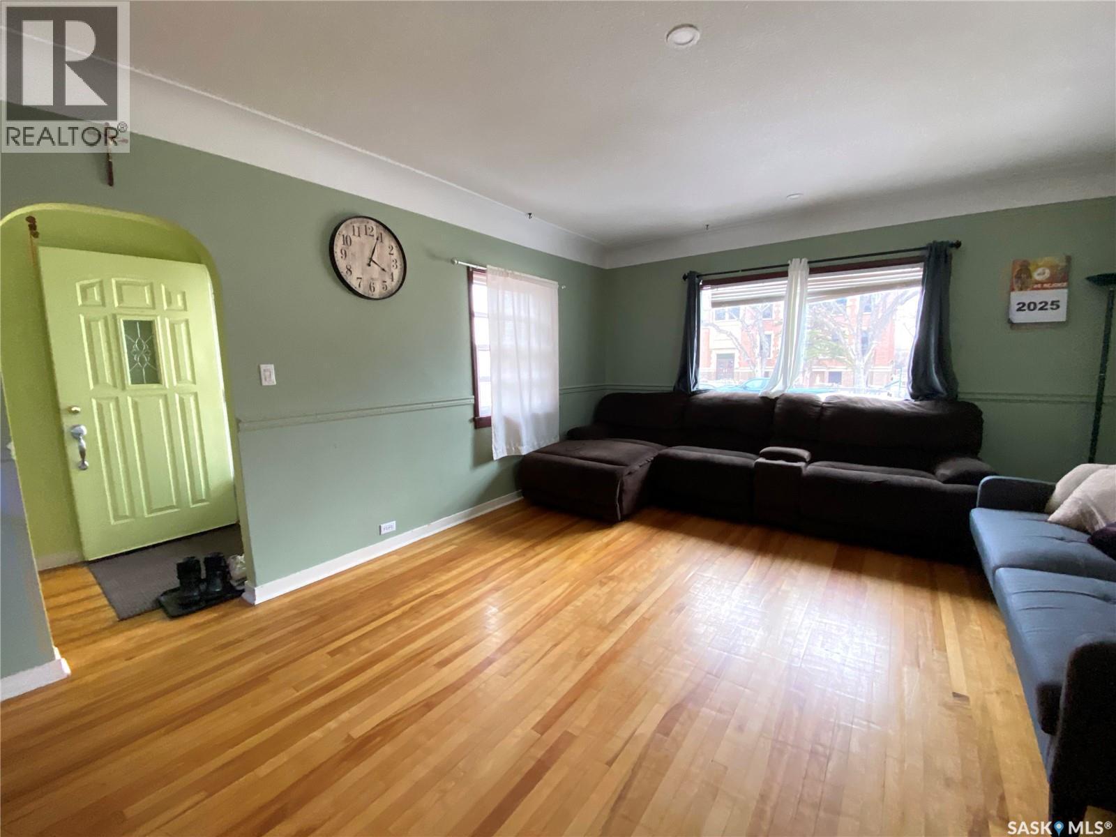 612 2Nd Avenue Nw, Swift Current, SK - Indoor Photo Showing Living Room