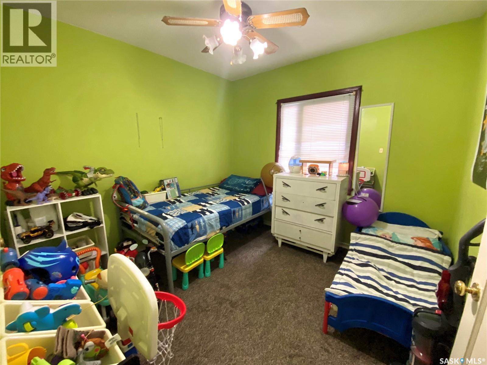 612 2Nd Avenue Nw, Swift Current, SK - Indoor Photo Showing Bedroom