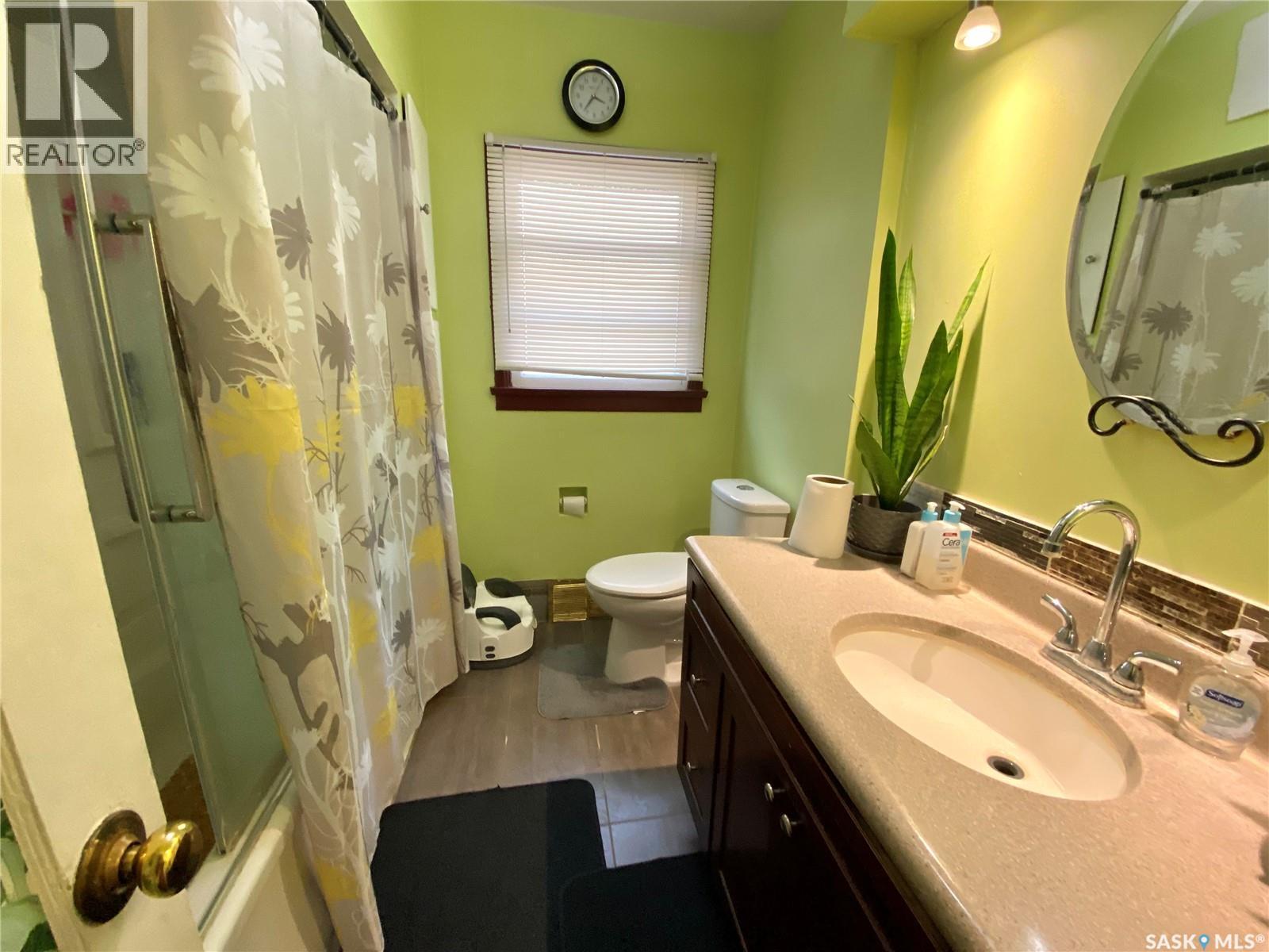 612 2Nd Avenue Nw, Swift Current, SK - Indoor Photo Showing Bathroom