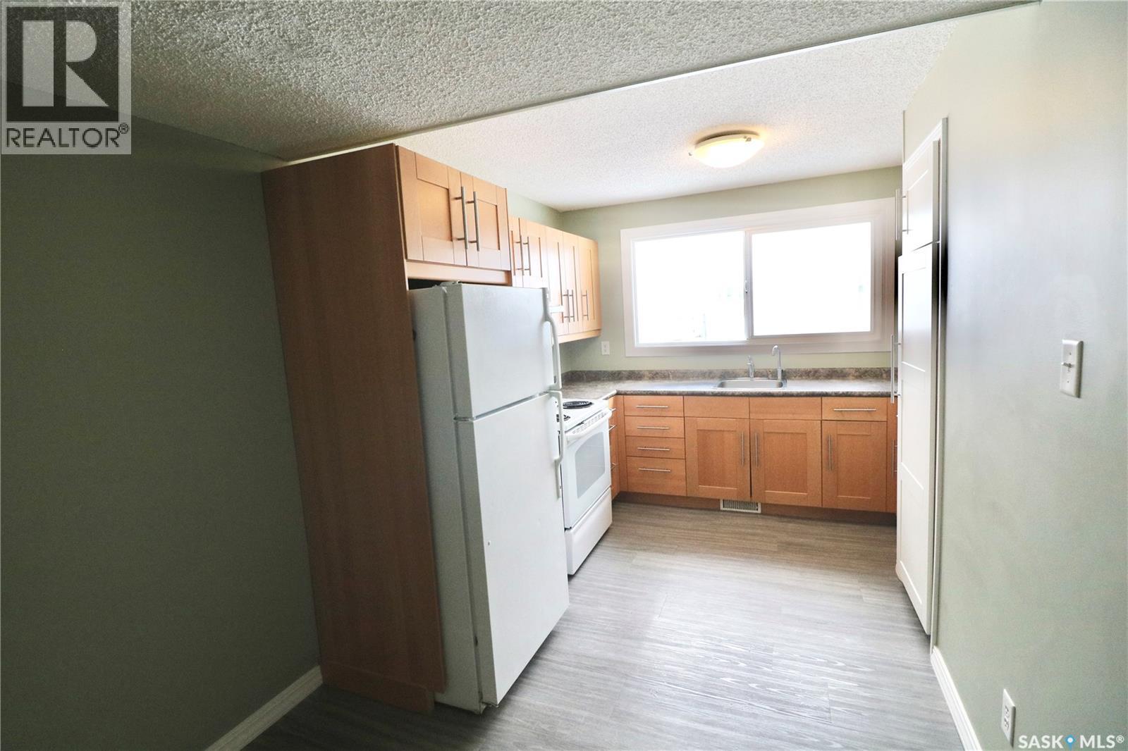 35 Mackenzie Way, Regina, SK - Indoor Photo Showing Kitchen With Double Sink