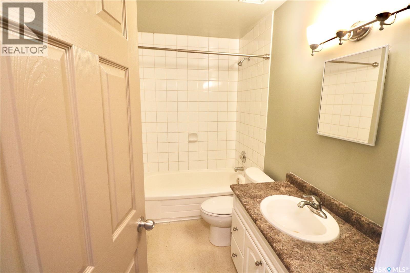 35 Mackenzie Way, Regina, SK - Indoor Photo Showing Bathroom