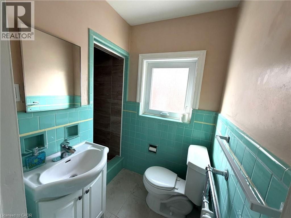 218 Weber Street E, Kitchener, ON - Indoor Photo Showing Bathroom
