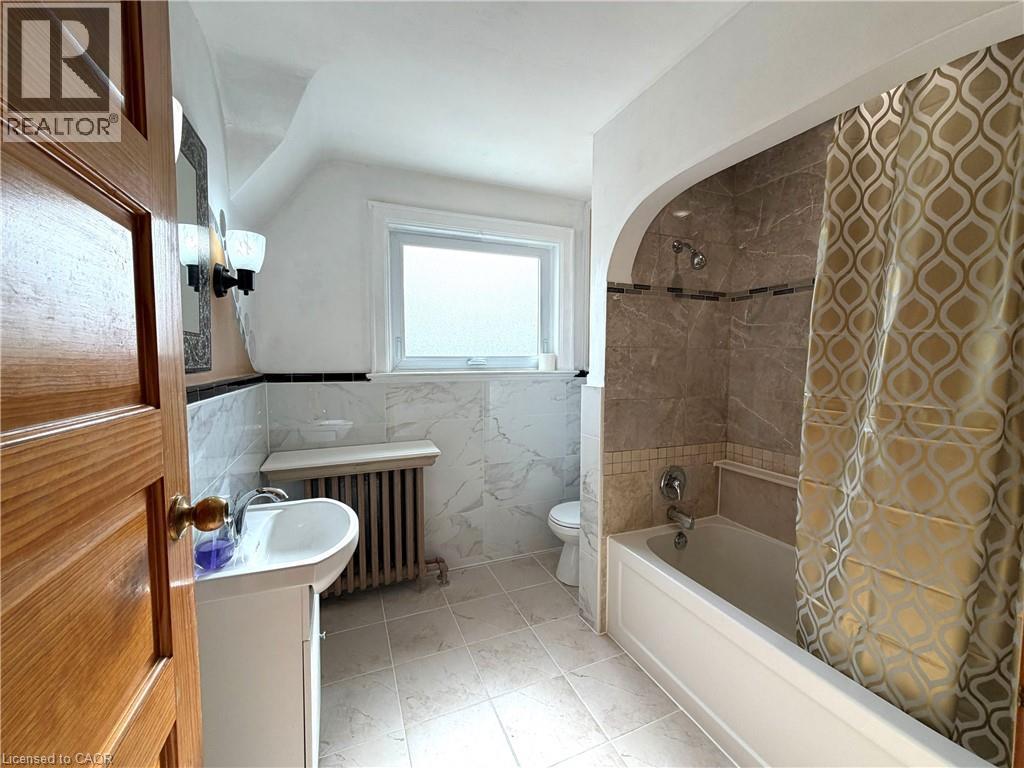 218 Weber Street E, Kitchener, ON - Indoor Photo Showing Bathroom