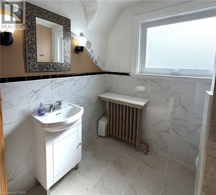 218 Weber Street E, Kitchener, ON - Indoor Photo Showing Bathroom