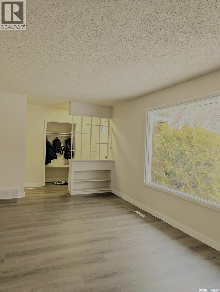 448 6Th Avenue Nw, Swift Current, SK - Indoor Photo Showing Other Room