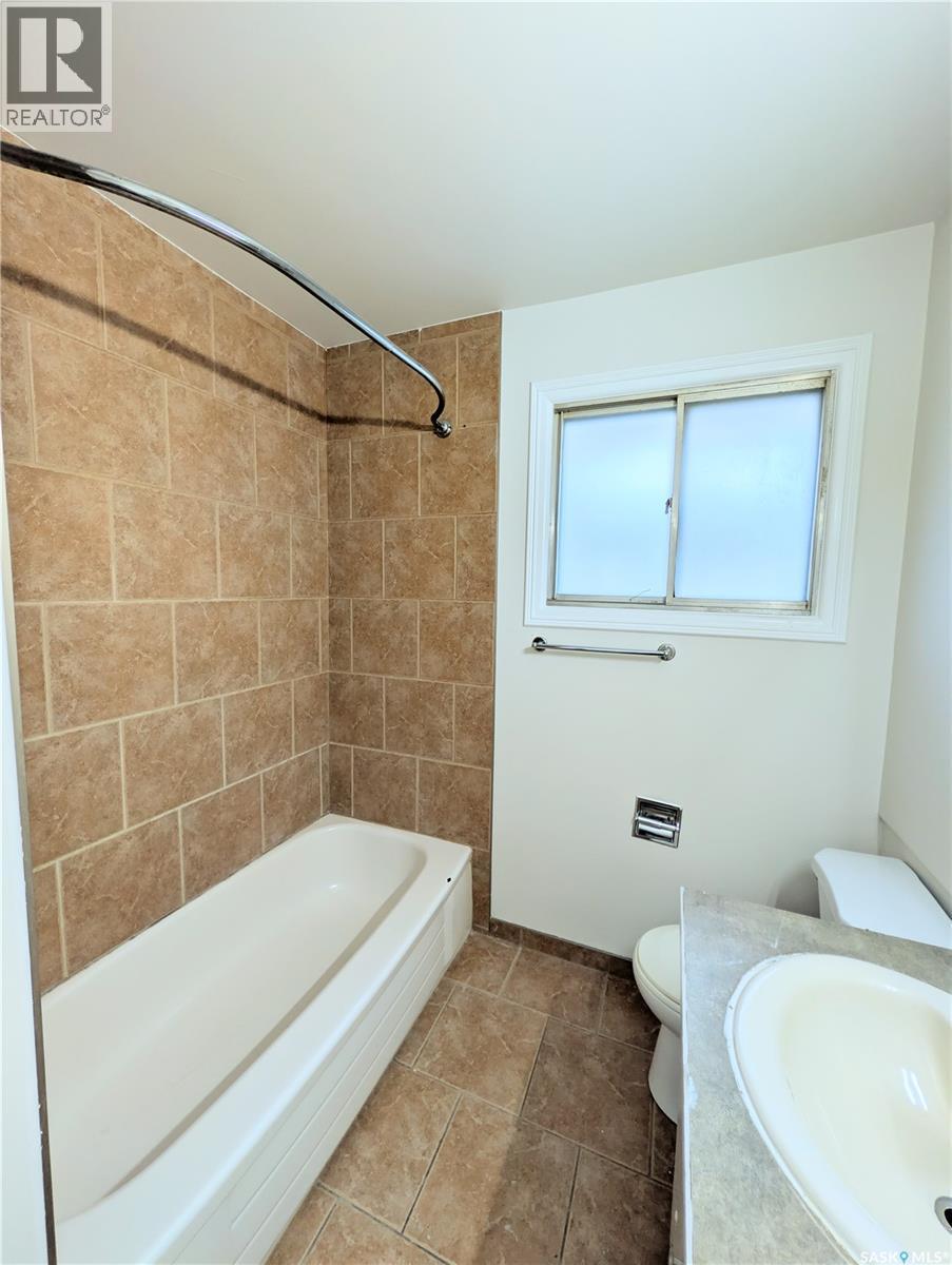 448 6Th Avenue Nw, Swift Current, SK - Indoor Photo Showing Bathroom