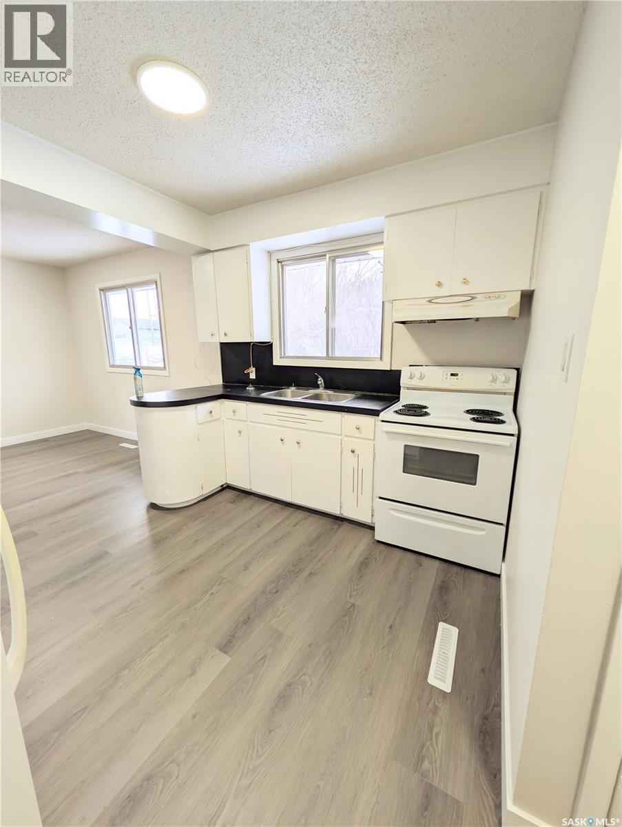 448 6Th Avenue Nw, Swift Current, SK - Indoor Photo Showing Kitchen