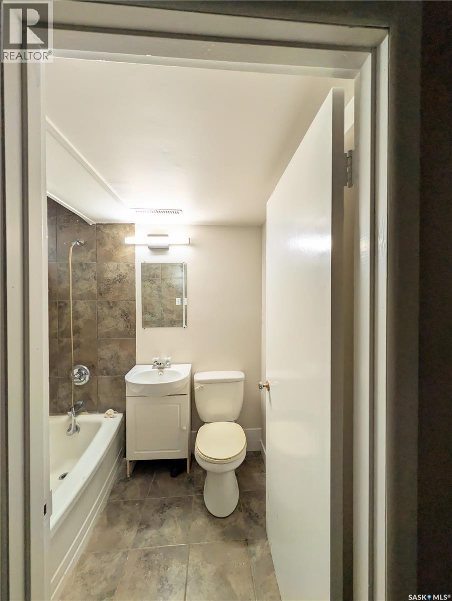 448 6Th Avenue Nw, Swift Current, SK - Indoor Photo Showing Bathroom