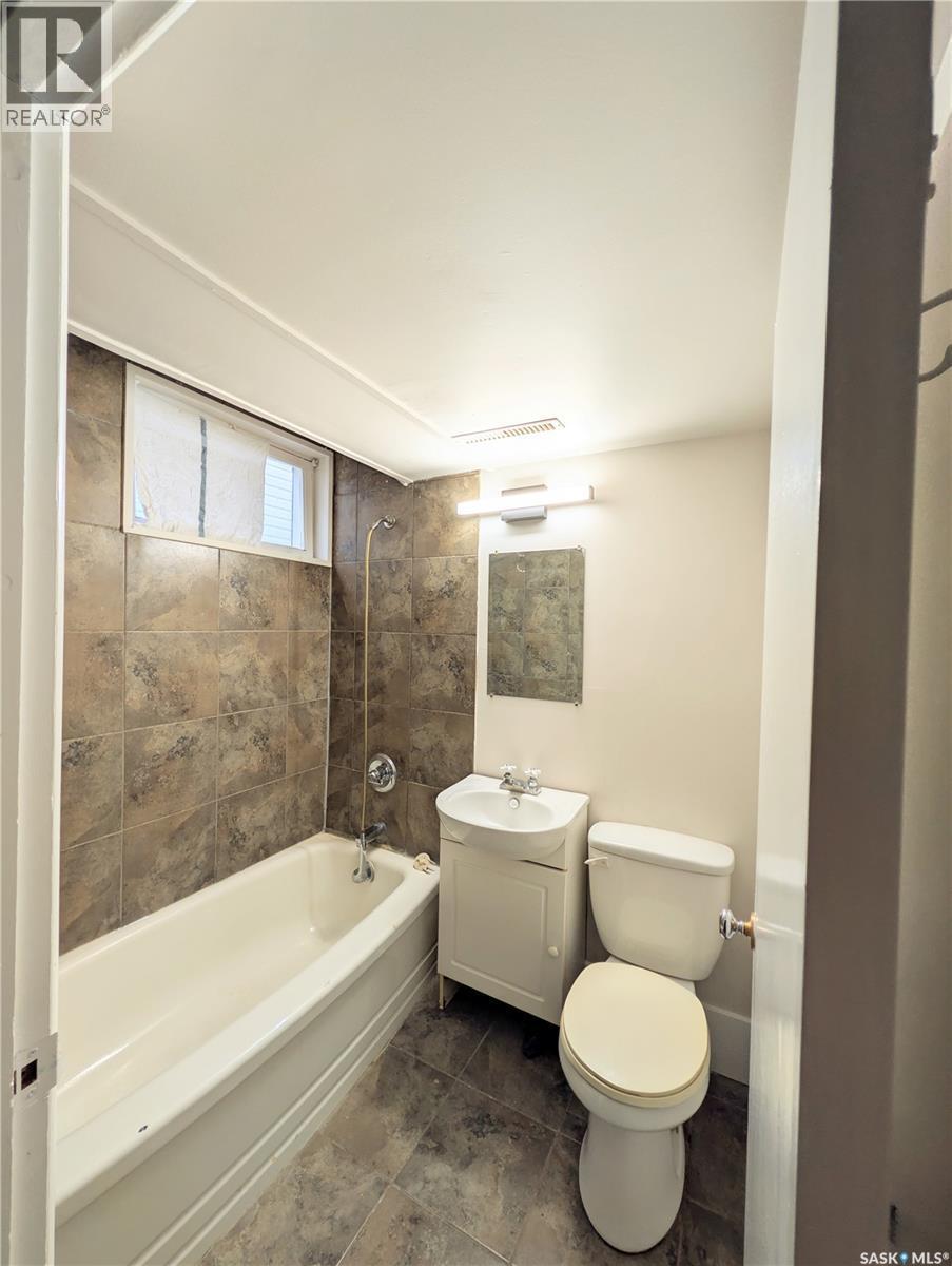 448 6Th Avenue Nw, Swift Current, SK - Indoor Photo Showing Bathroom