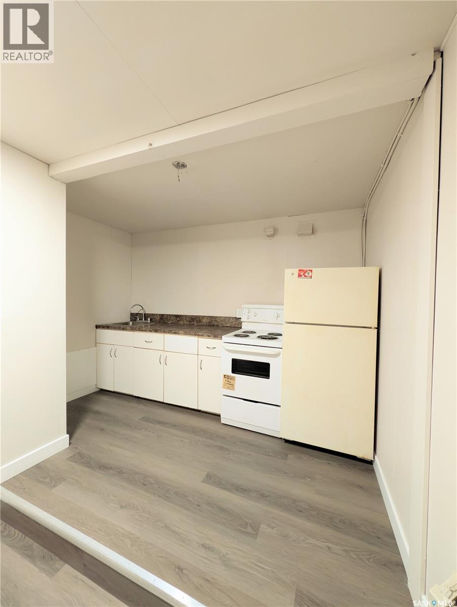 448 6Th Avenue Nw, Swift Current, SK - Indoor Photo Showing Kitchen