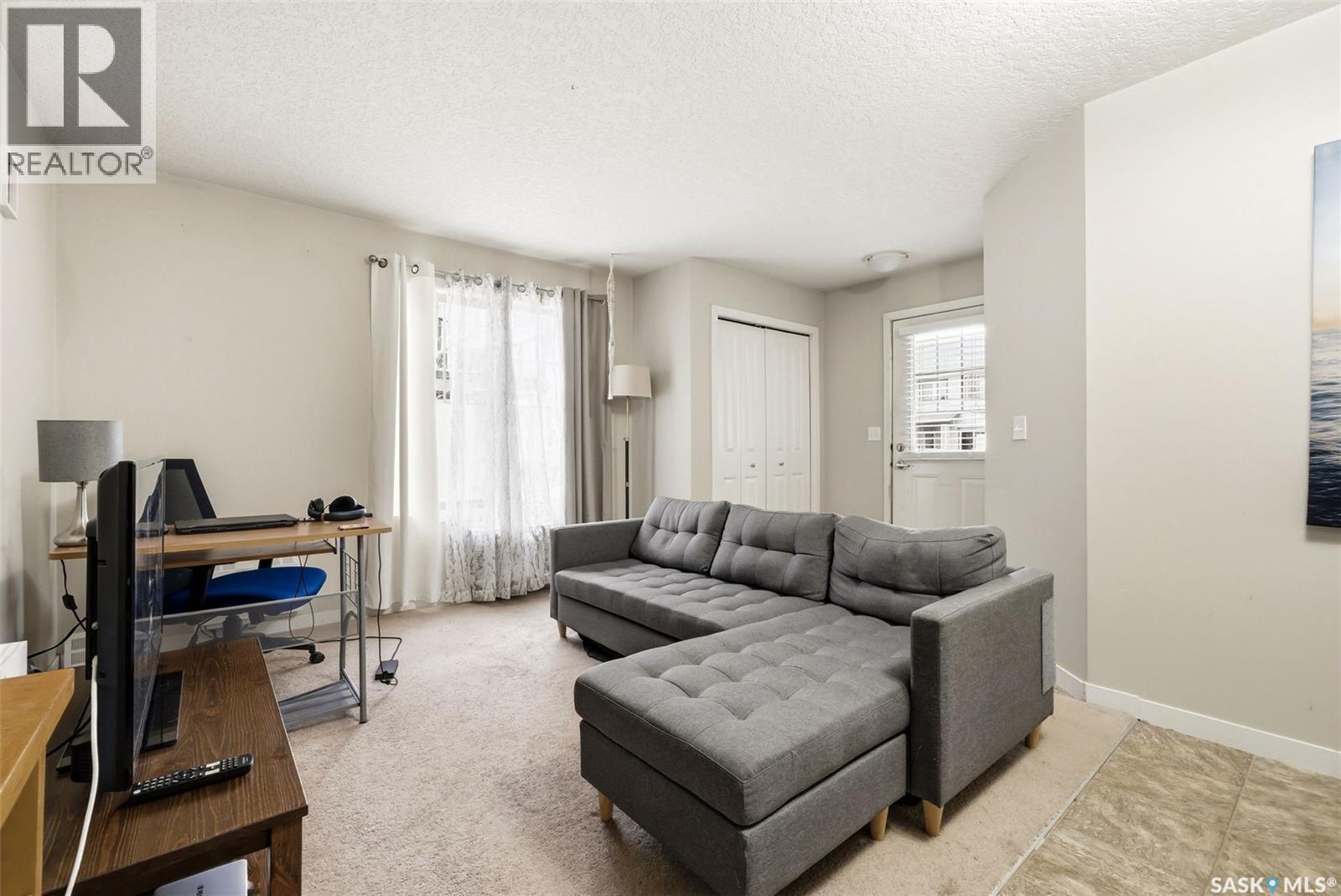129 5063 James Hill Road, Regina, SK - Indoor Photo Showing Living Room