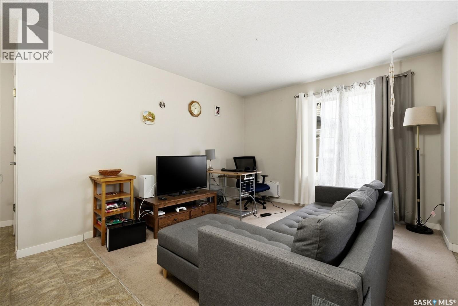 129 5063 James Hill Road, Regina, SK - Indoor Photo Showing Living Room