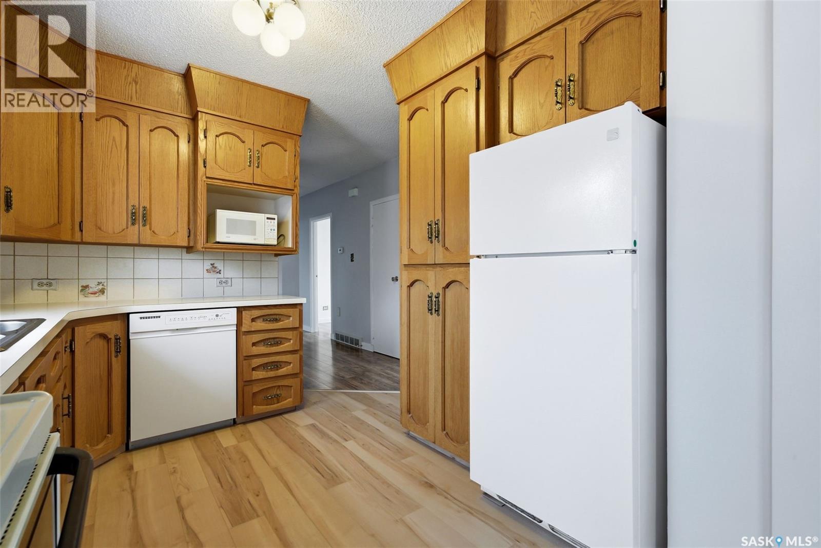 615 Mullin Avenue E, Regina, SK - Indoor Photo Showing Kitchen