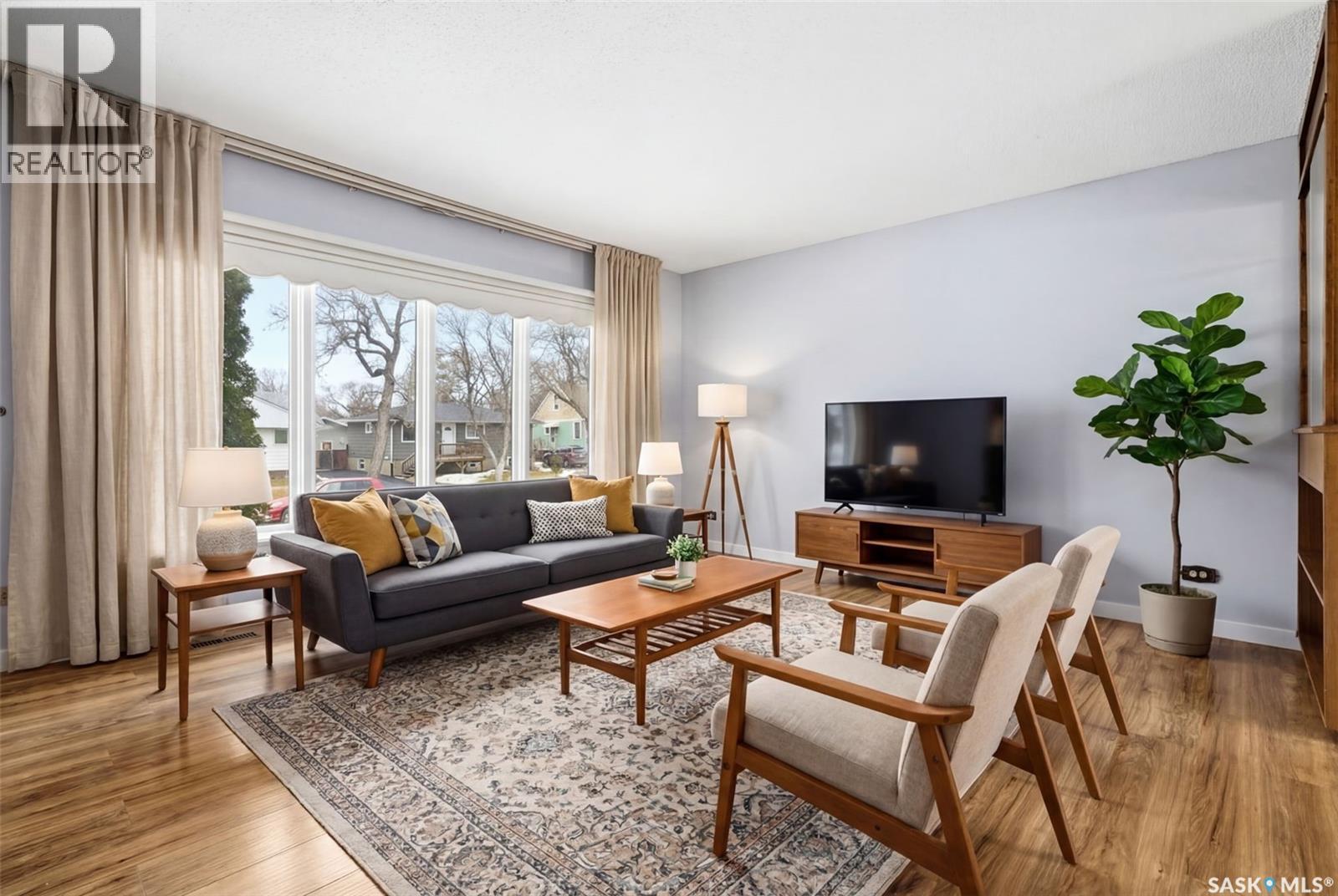 615 Mullin Avenue E, Regina, SK - Indoor Photo Showing Living Room