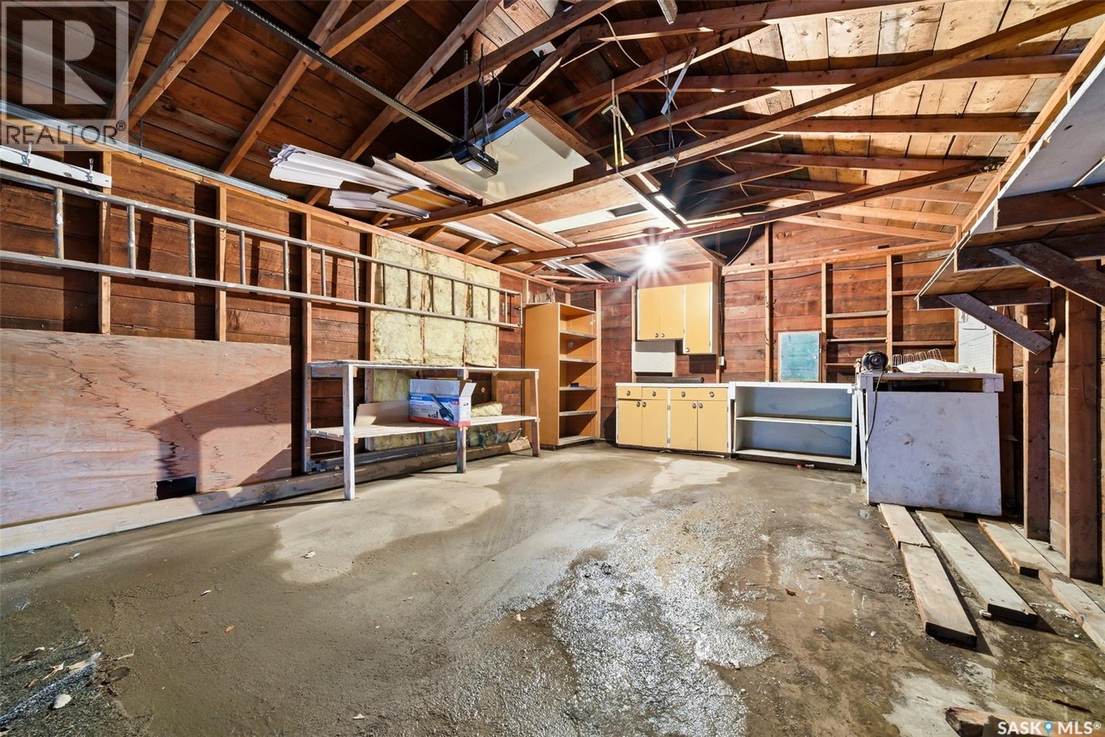 615 Mullin Avenue E, Regina, SK - Indoor Photo Showing Garage