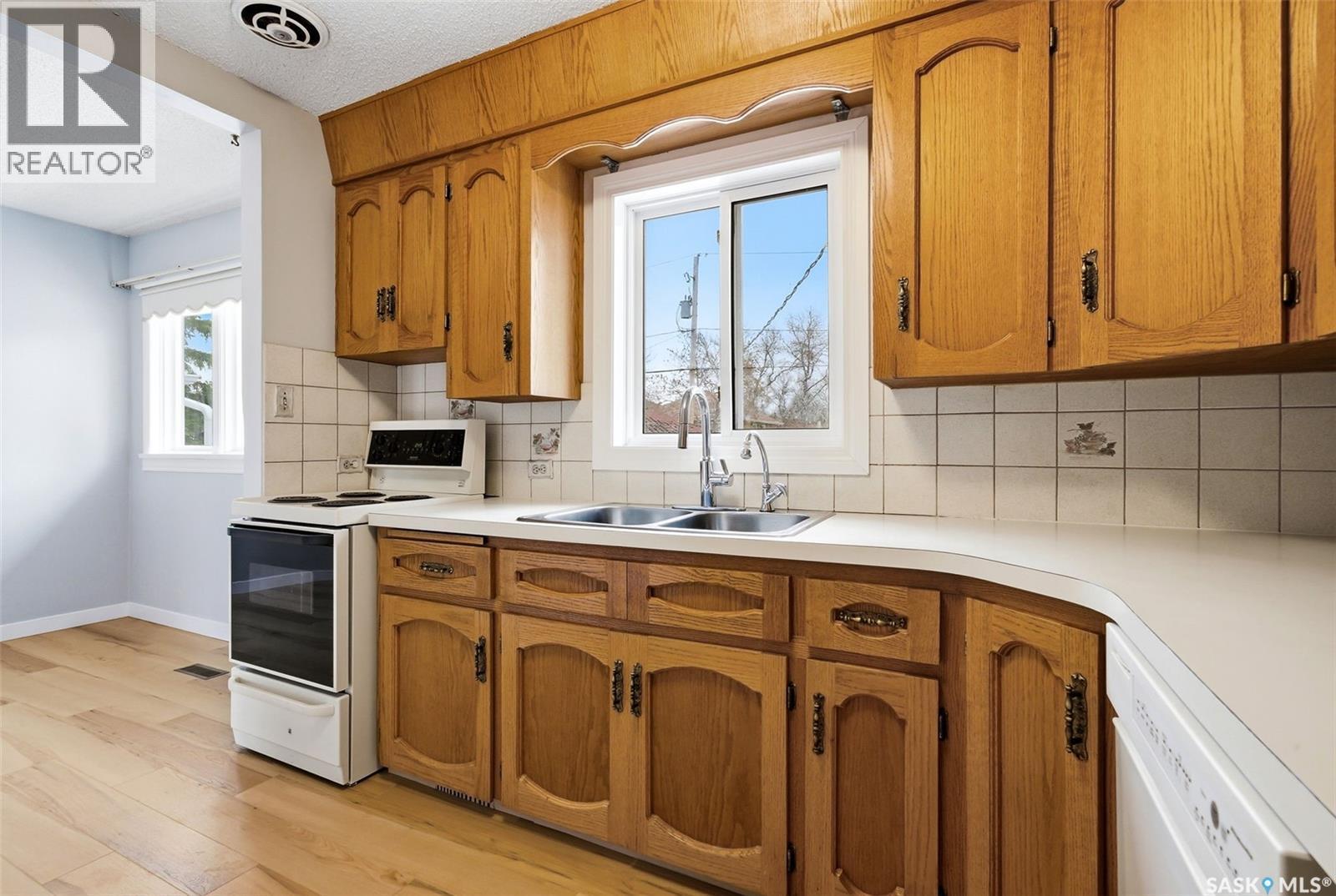 615 Mullin Avenue E, Regina, SK - Indoor Photo Showing Kitchen With Double Sink