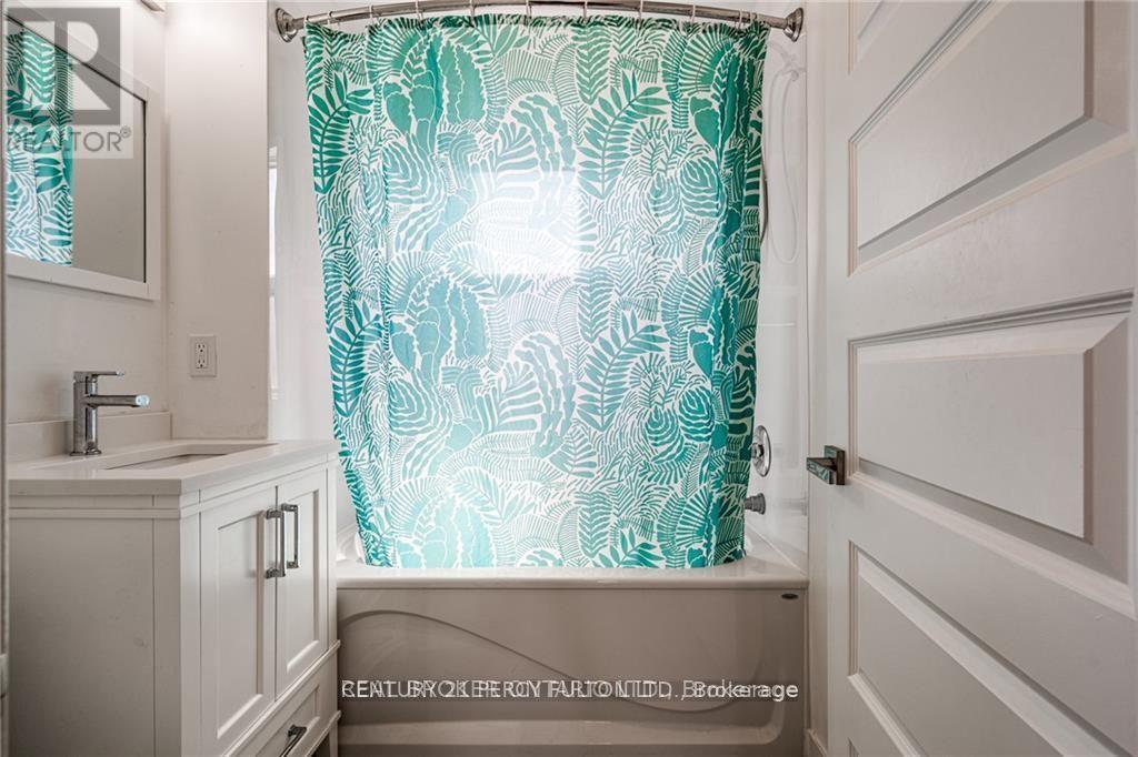 42 Balsam Avenue, Hamilton, ON - Indoor Photo Showing Bathroom