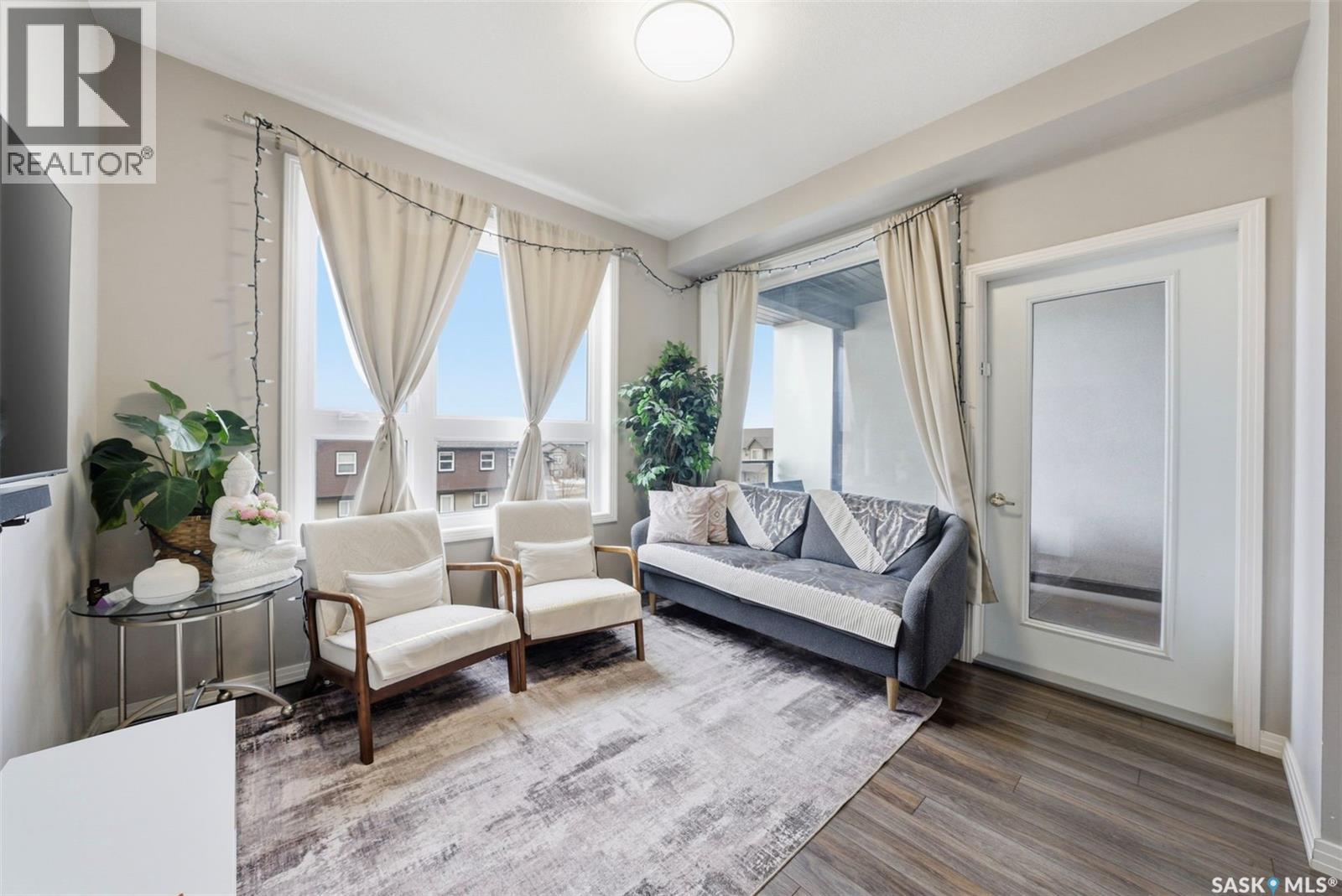 220 225 Maningas Bend, Saskatoon, SK - Indoor Photo Showing Living Room