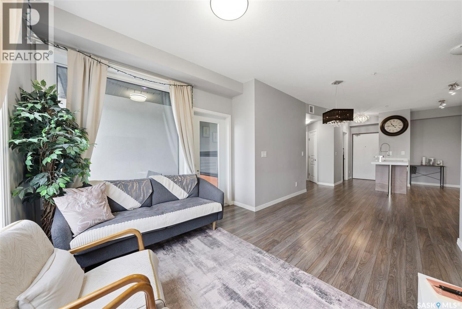 220 225 Maningas Bend, Saskatoon, SK - Indoor Photo Showing Living Room
