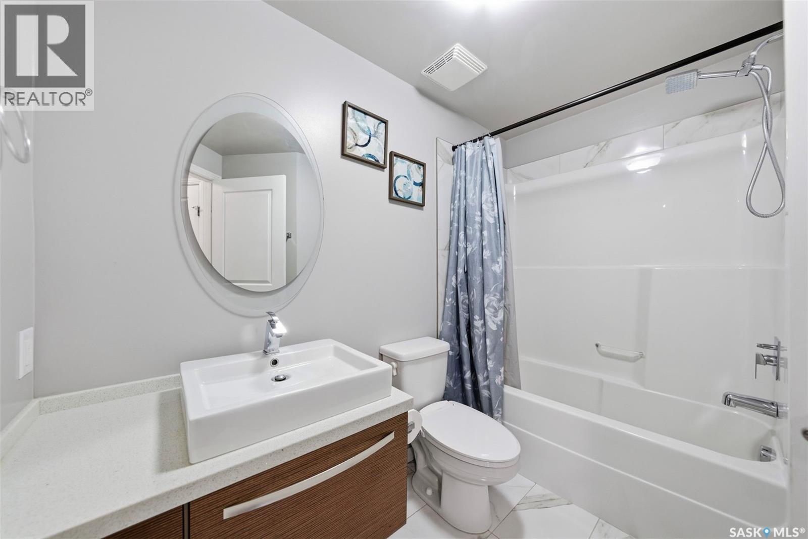220 225 Maningas Bend, Saskatoon, SK - Indoor Photo Showing Bathroom