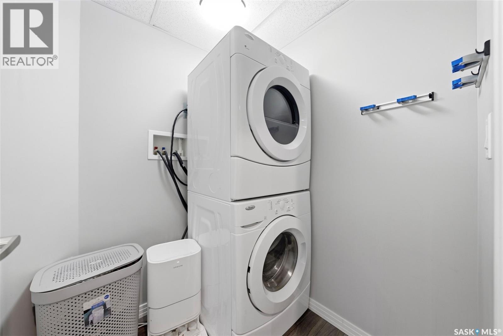 220 225 Maningas Bend, Saskatoon, SK - Indoor Photo Showing Laundry Room