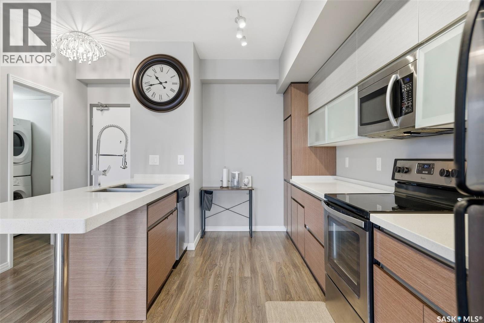 220 225 Maningas Bend, Saskatoon, SK - Indoor Photo Showing Kitchen With Stainless Steel Kitchen With Double Sink With Upgraded Kitchen
