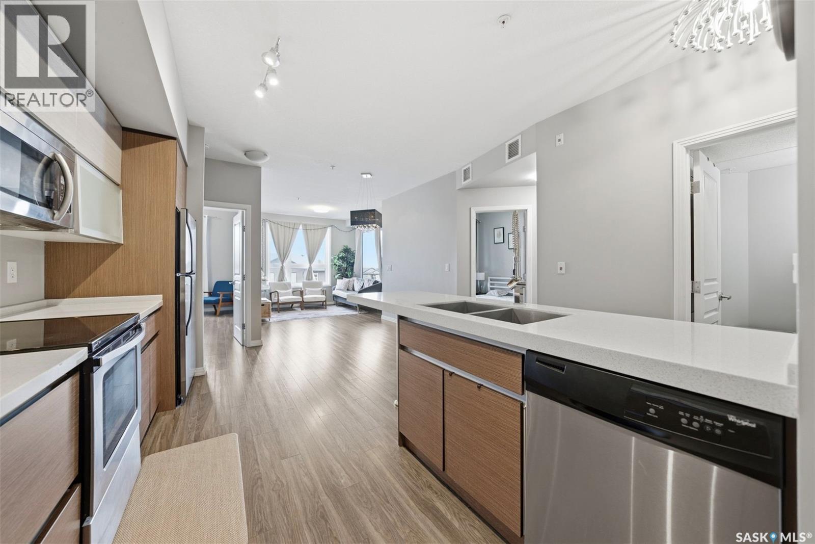 220 225 Maningas Bend, Saskatoon, SK - Indoor Photo Showing Kitchen With Stainless Steel Kitchen With Double Sink With Upgraded Kitchen