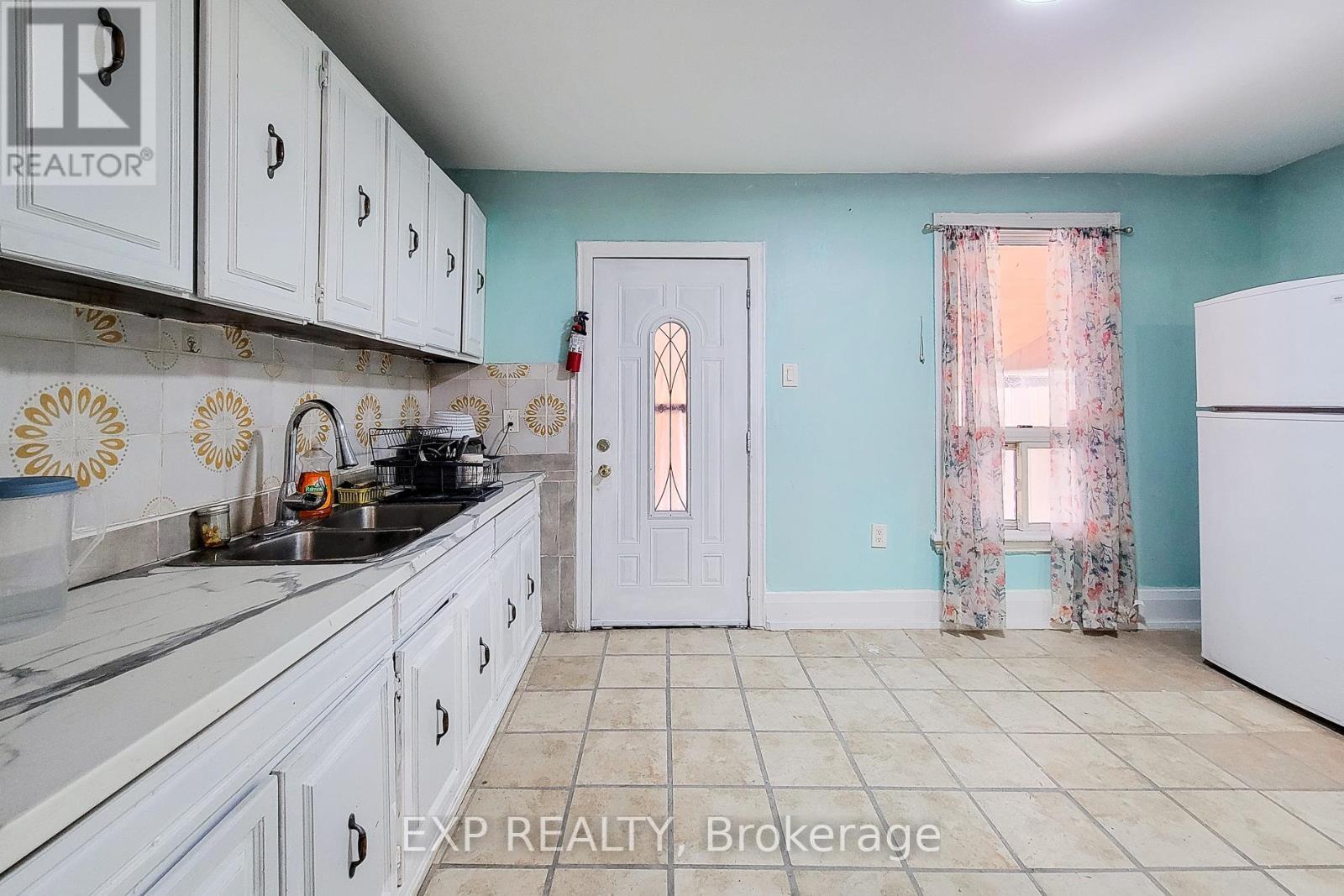 204 Sherman Avenue N, Hamilton, ON - Indoor Photo Showing Kitchen With Double Sink