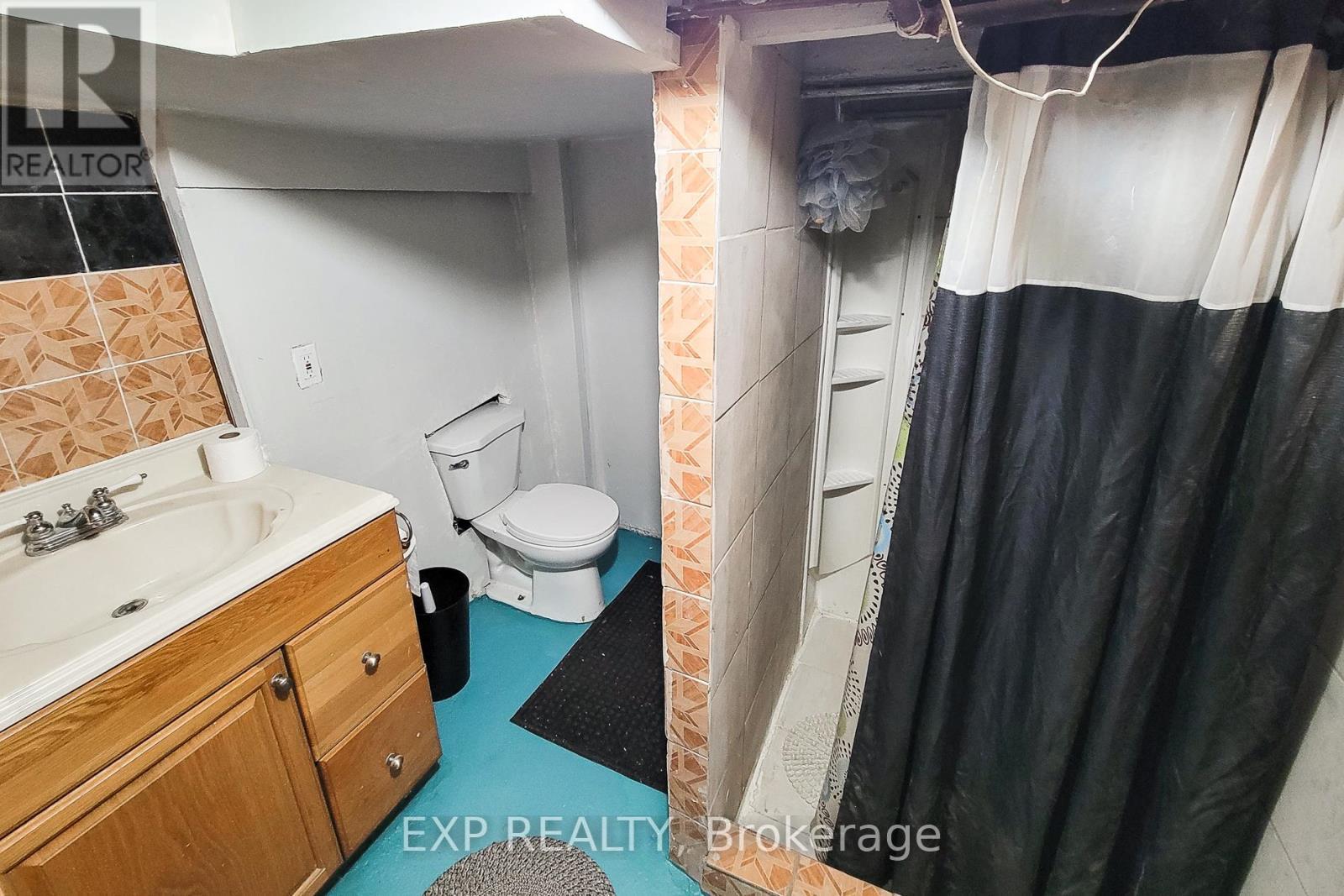 204 Sherman Avenue N, Hamilton, ON - Indoor Photo Showing Bathroom