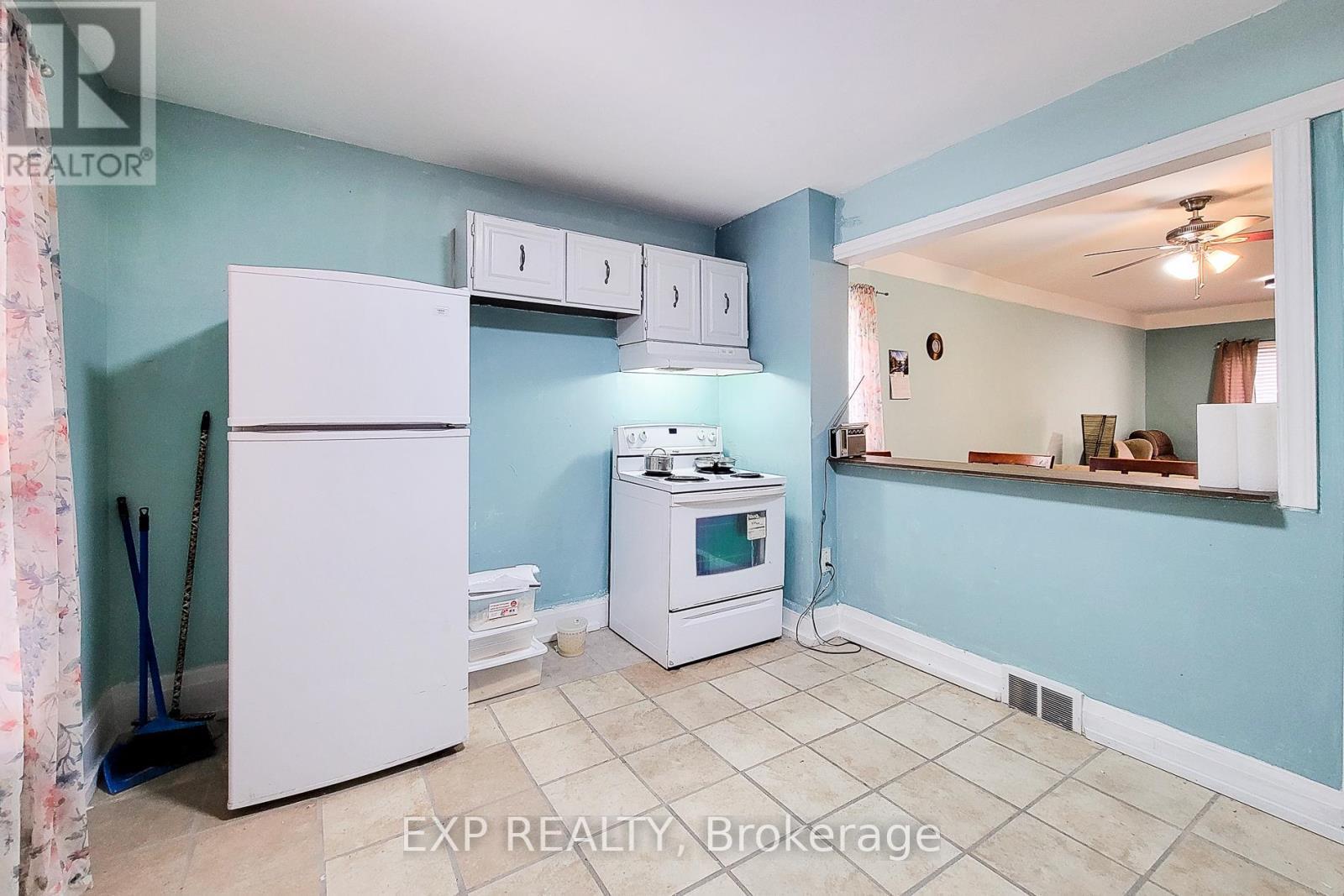 204 Sherman Avenue N, Hamilton, ON - Indoor Photo Showing Kitchen