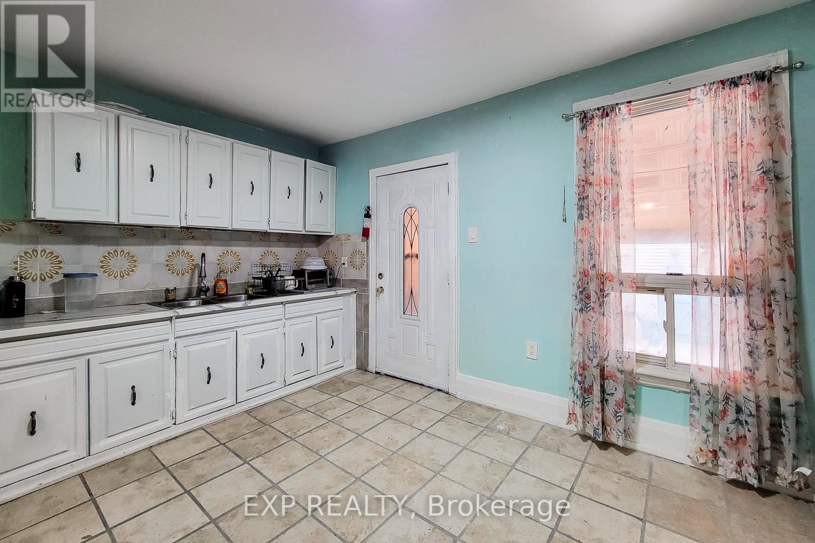 204 Sherman Avenue N, Hamilton, ON - Indoor Photo Showing Kitchen