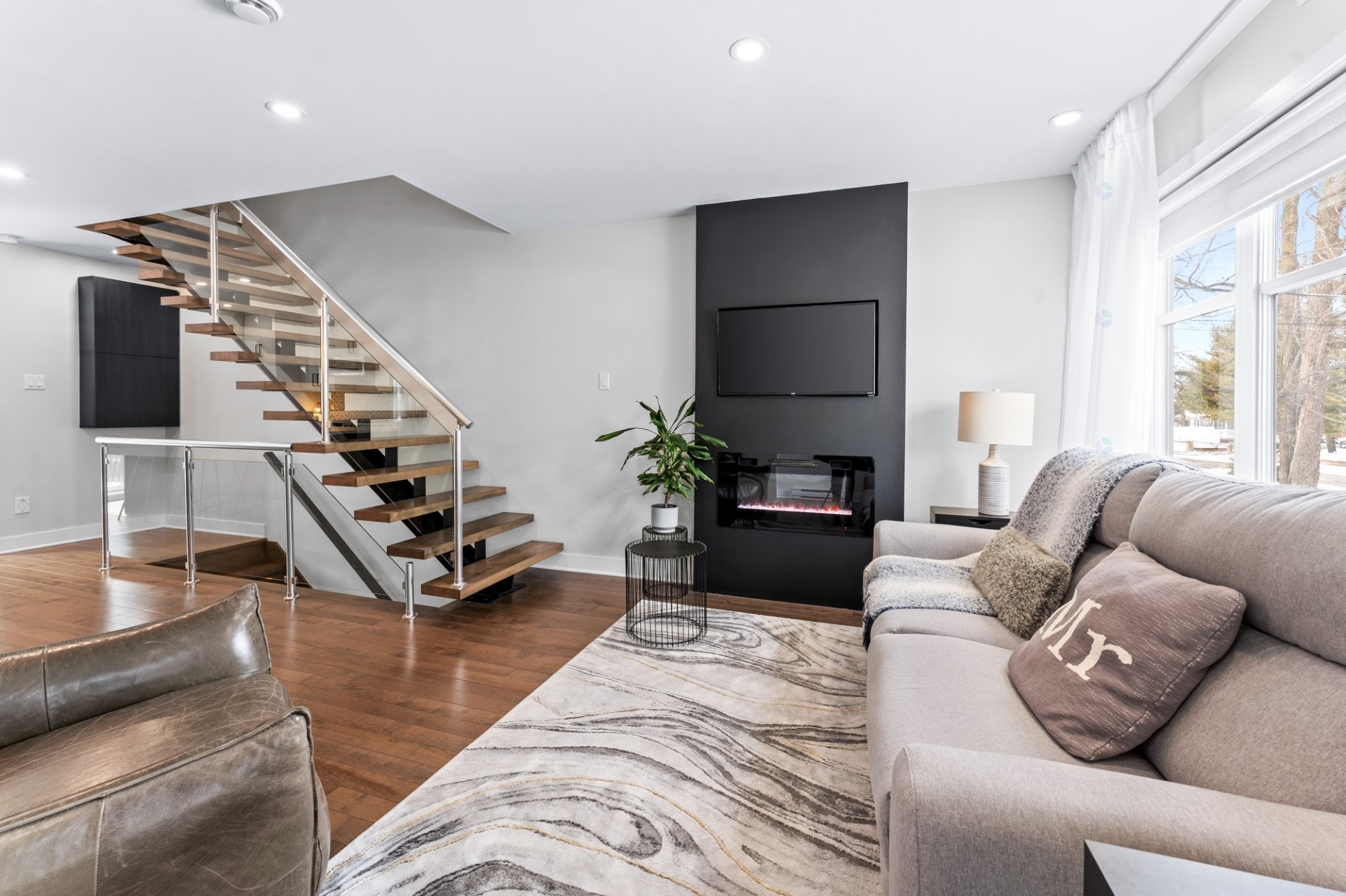 Vue d'ensemble - 1531 Rue St-André, L'Assomption, QC - Indoor Photo Showing Living Room With Fireplace