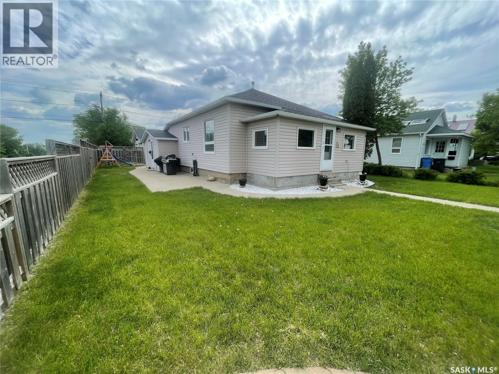 1002 2Nd Street, Estevan, SK - Outdoor