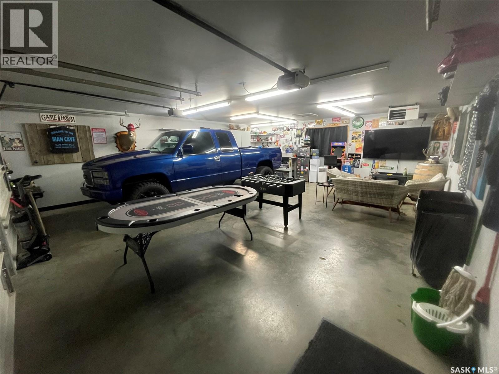 1002 2Nd Street, Estevan, SK - Indoor Photo Showing Garage