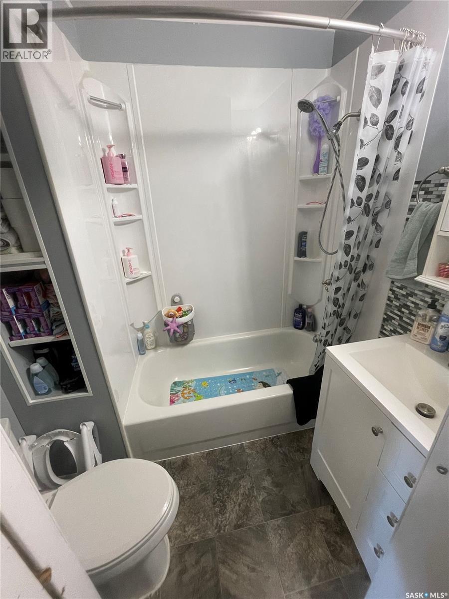 1002 2Nd Street, Estevan, SK - Indoor Photo Showing Bathroom