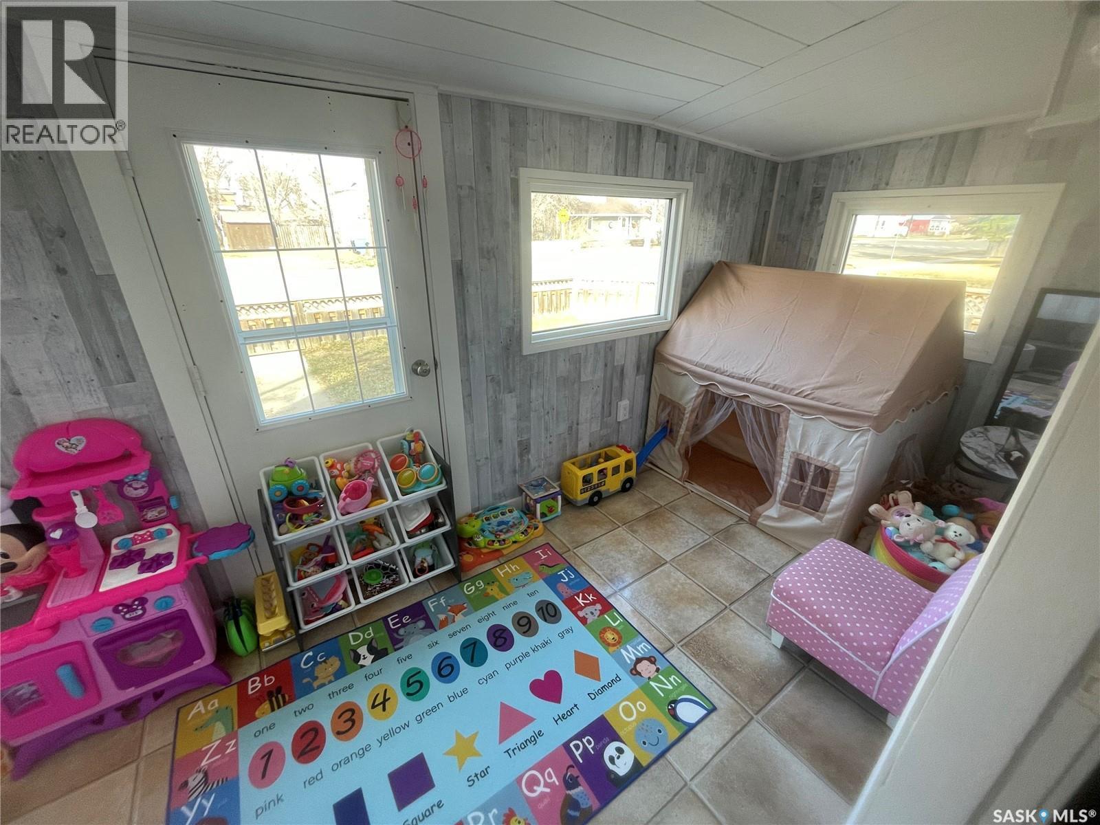 1002 2Nd Street, Estevan, SK - Indoor