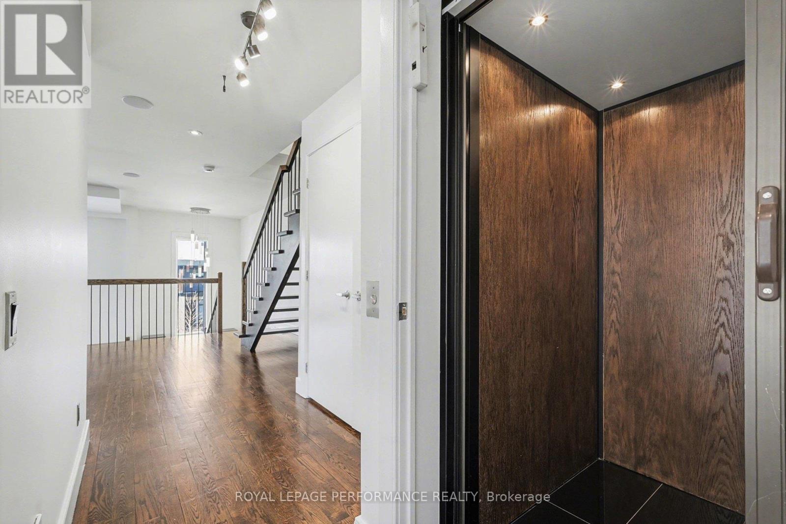 Mid-level elevator service - 805 Kingsmere Avenue, Ottawa, ON - Indoor Photo Showing Other Room
