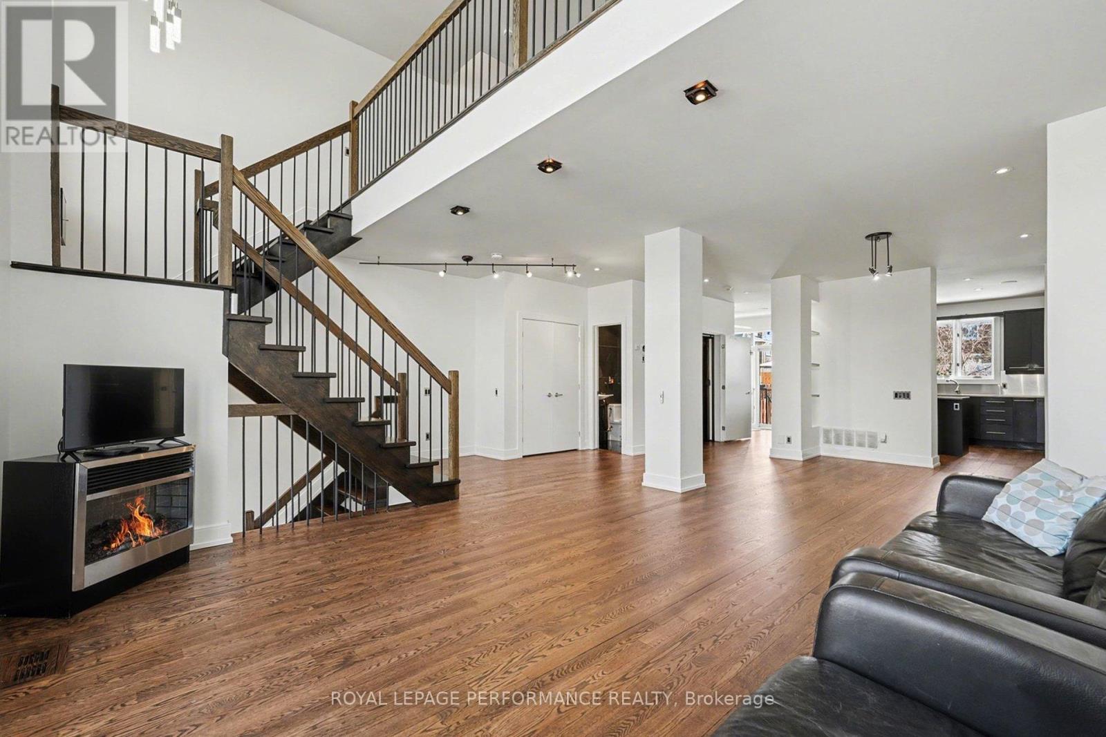 Welcome Home - 805 Kingsmere Avenue, Ottawa, ON - Indoor Photo Showing Living Room