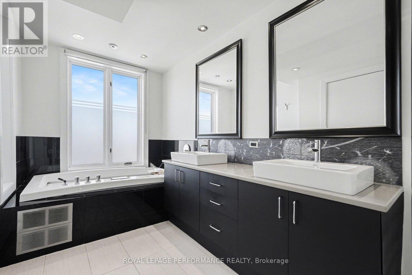 Waterfall soaker ensuite - 805 Kingsmere Avenue, Ottawa, ON - Indoor Photo Showing Bathroom