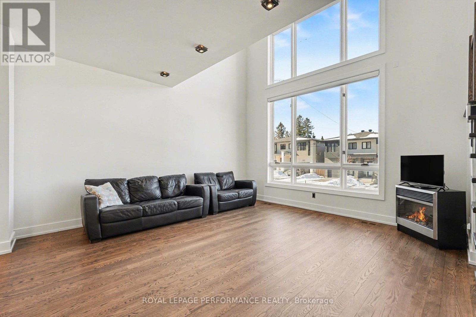 Vaulted UV protection windows - 805 Kingsmere Avenue, Ottawa, ON - Indoor Photo Showing Living Room