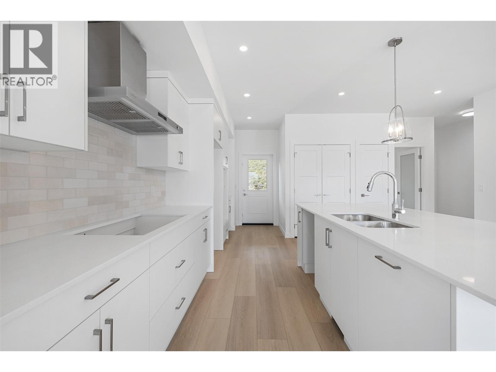 442 Arrowleaf Rise, Coldstream, BC - Indoor Photo Showing Kitchen With Double Sink With Upgraded Kitchen