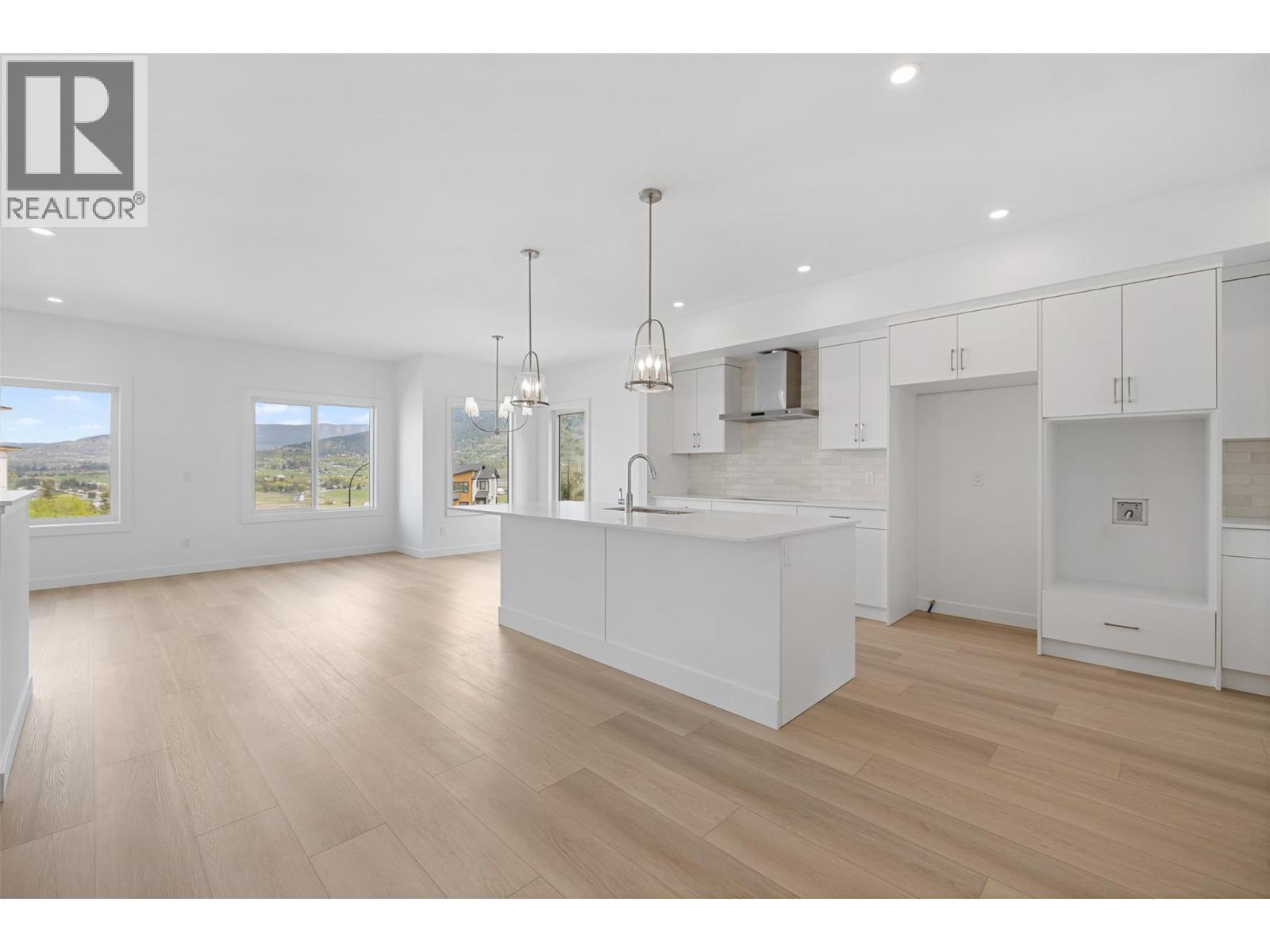 442 Arrowleaf Rise, Coldstream, BC - Indoor Photo Showing Kitchen