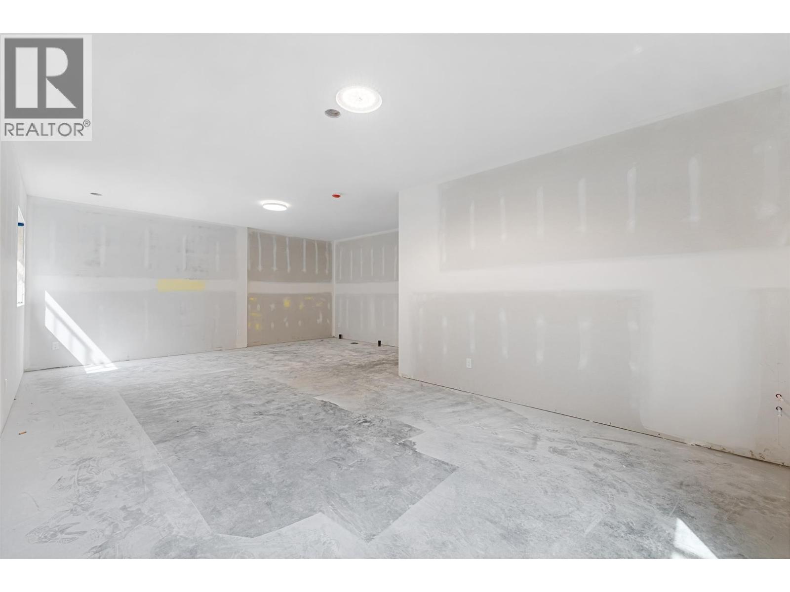 442 Arrowleaf Rise, Coldstream, BC - Indoor Photo Showing Garage