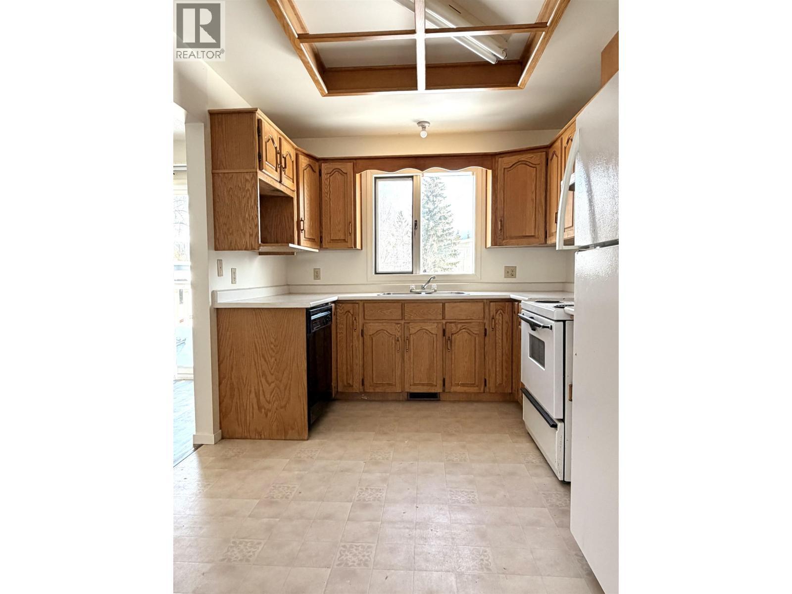 5 Munro Crescent, Mackenzie, BC - Indoor Photo Showing Kitchen With Double Sink